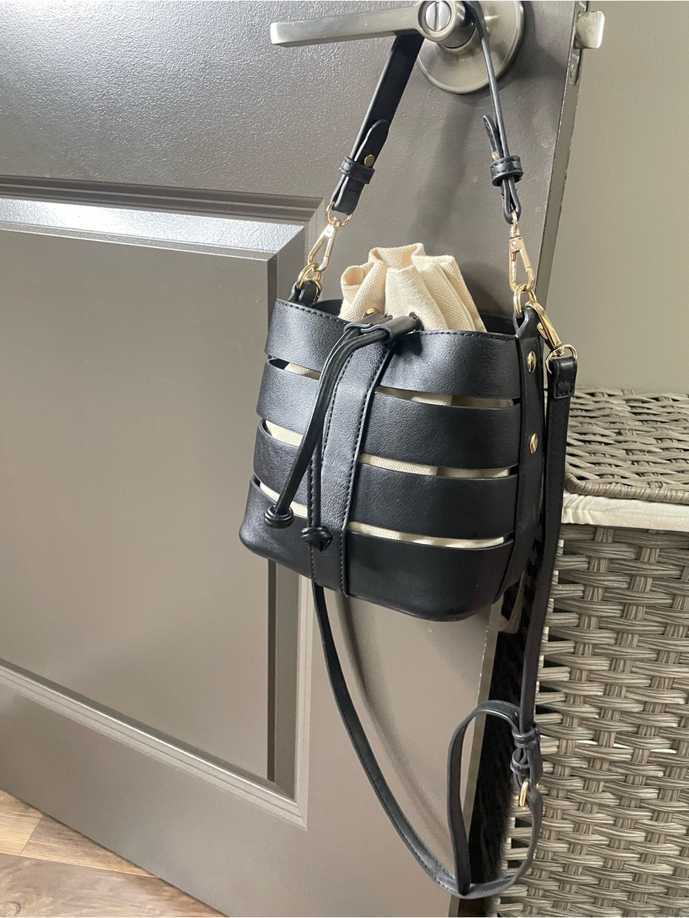 Black Women's Drawstring Bucket Crossbody Bag